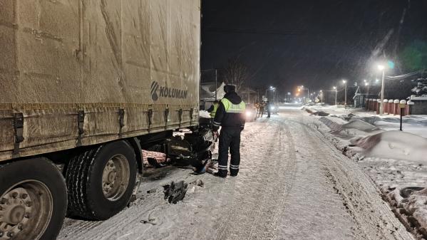 В Свердловской области водитель одного снегохода переехал пешехода, второго — влетел в грузовик и погиб - Фото 3