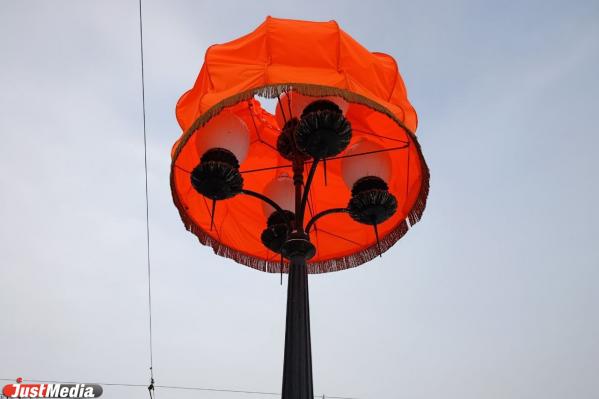 Тимофей Радя снова повесил свои абажуры в центре Екатеринбурга - Фото 3