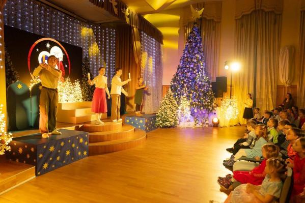 Подарки, уличные фрески и вертеп в сердце Екатеринбурга: рассказываем, как Урал встречает Рождество Христово - Фото 3