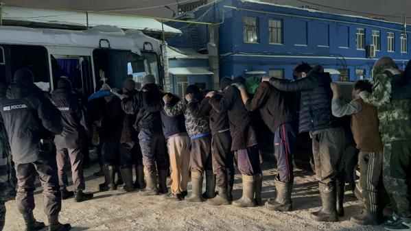 В Екатеринбурге на хладокомбинате полицейские задержали более 80 мигрантов - Фото 7