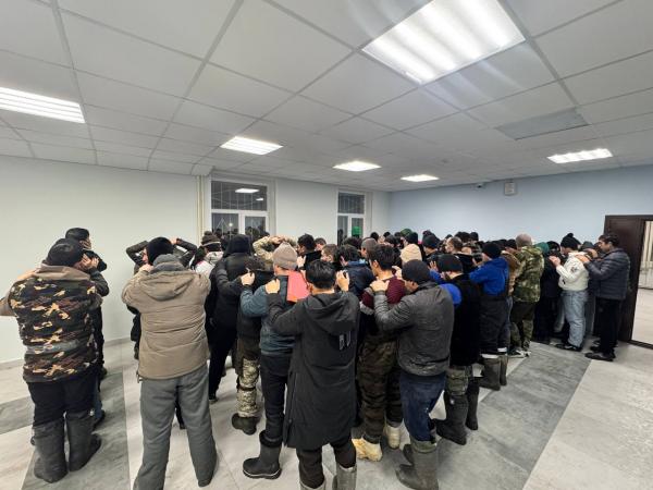 В Екатеринбурге на хладокомбинате полицейские задержали более 80 мигрантов - Фото 11