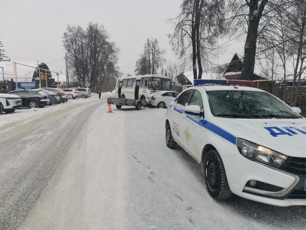 В Березовском водитель автобуса столкнулся с КАМАЗом и легковушкой - Фото 3