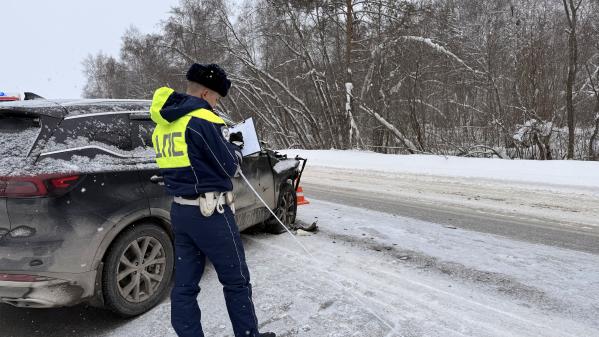 21-летний свердловчанин на ВАЗе вылетел через лобовое в результате столкновения с иномаркой - Фото 2