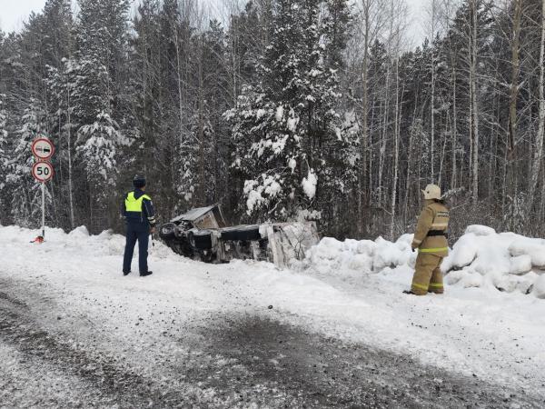 Под Сосьвой перевернулась фура с дизельным топливом - Фото 2