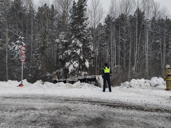 Под Сосьвой перевернулась фура с дизельным топливом - Фото 3