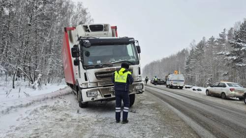 На Тюменском тракте, залетев под грузовик, погиб водитель «десятки»  - Фото 3