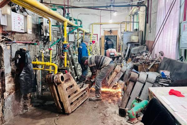 Бригада из Нижнего Тагила, запчасти из Ивделя, министр из Екатеринбурга. Как восстанавливают тепло в Кушве - Фото 4