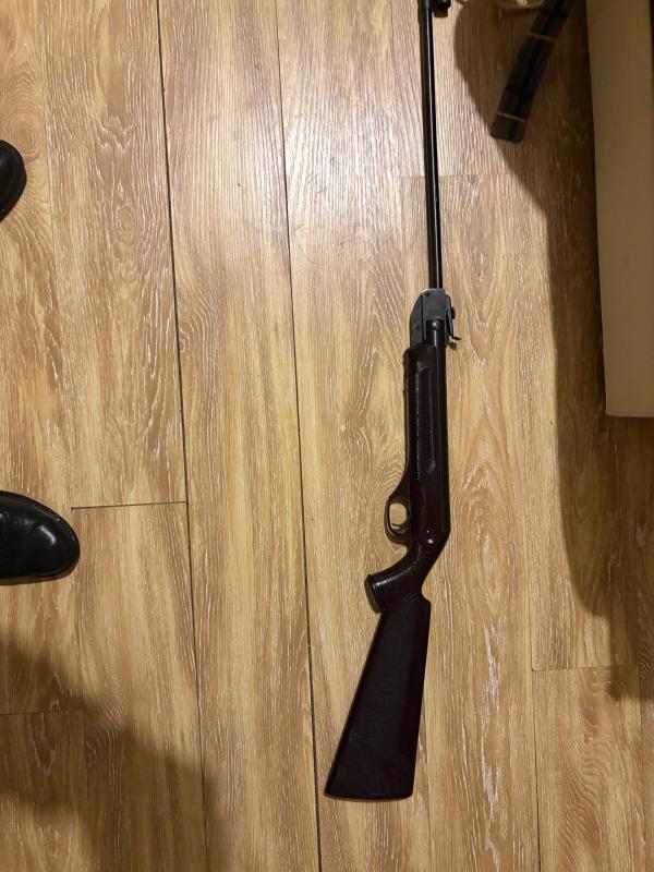 В Екатеринбурге мужчина, угрожая пистолетом, похитил из павильона цветов два букета и медведя - Фото 2