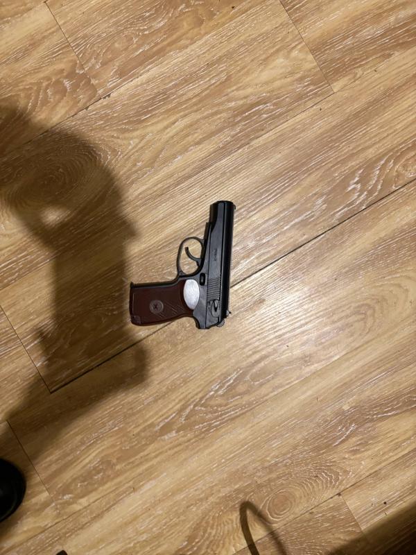 В Екатеринбурге мужчина, угрожая пистолетом, похитил из павильона цветов два букета и медведя - Фото 3