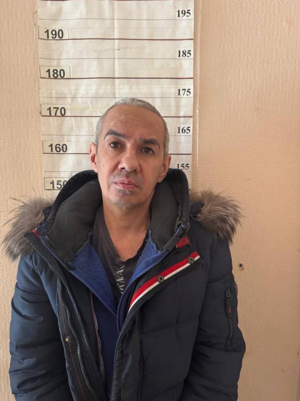 В Екатеринбурге мужчина, угрожая пистолетом, похитил из павильона цветов два букета и медведя - Фото 4