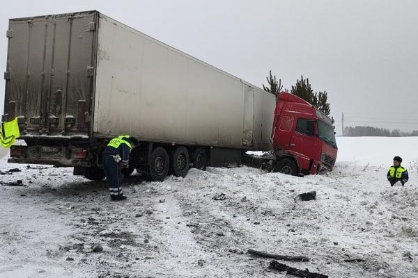 Пенсионер погиб в столкновении двух машин на трассе под Артемовским - Фото 2