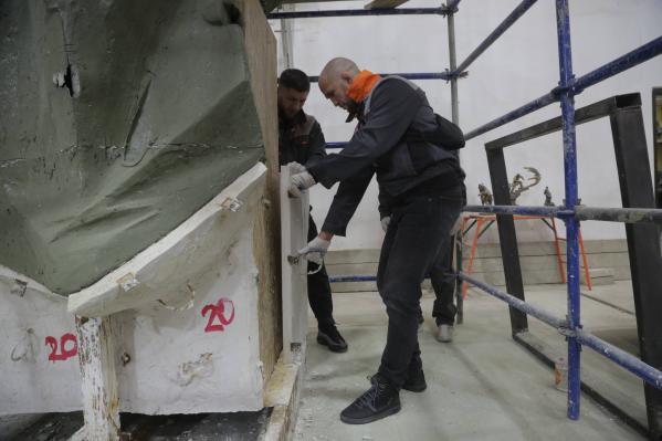 Иван Штырков и бойцы клуба «Архангел Михаил» проинспектировали процесс создания новой скульптуры для Екатеринбурга - Фото 3