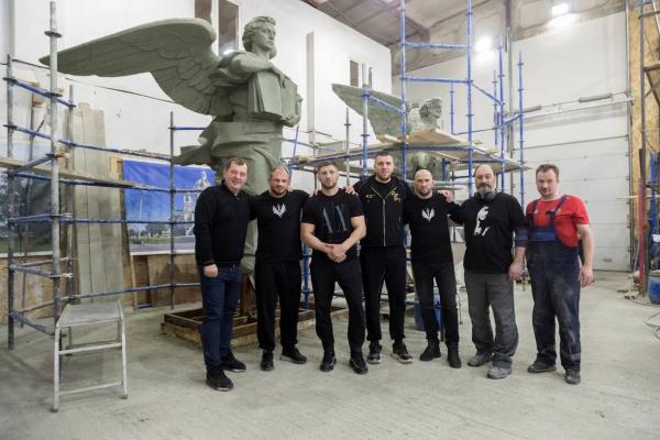 Иван Штырков и бойцы клуба «Архангел Михаил» проинспектировали процесс создания новой скульптуры для Екатеринбурга - Фото 7