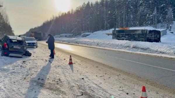 На Серовском тракте водитель фуры влетел в легковушку и «перевернул» автофургон - Фото 3