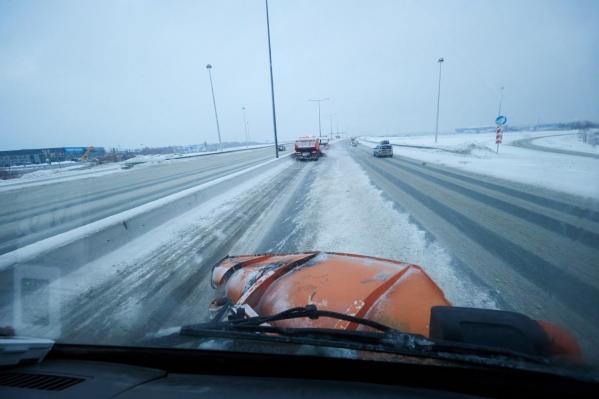 Свердловские трассы с утра очищают от снега 444 единицы спецтехники - Фото 2