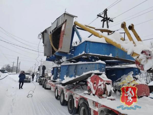 В Краснотурьинске водитель фуры, перевозивший башенный кран, оставил без света 15 домов - Фото 2