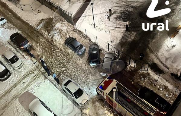 В Екатеринбурге скорая и пожарные не смогли проехать во двор из-за припаркованных авто - Фото 2