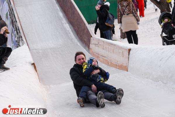 Блины для нищих и супружеские покатушки с горки: как праздновали Масленицу на Урале? - Фото 3