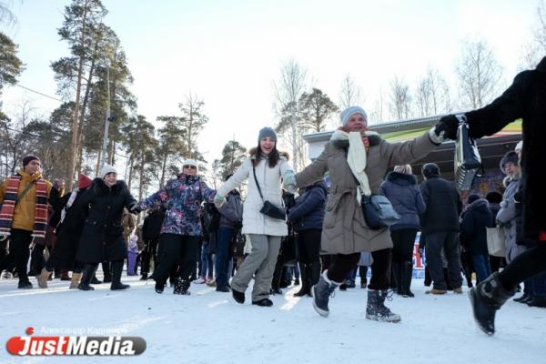 Блины для нищих и супружеские покатушки с горки: как праздновали Масленицу на Урале? - Фото 5