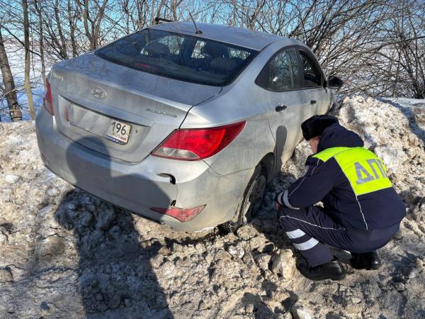 В Екатеринбурге дедушка на иномарке влетел в кучу снега и погиб - Фото 2