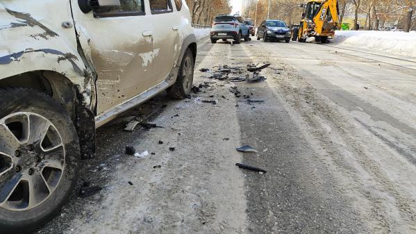 В Юго-Западном районе Екатеринбурга авария двух легковушек заблокировала два ряда на Шаумяна - Фото 2