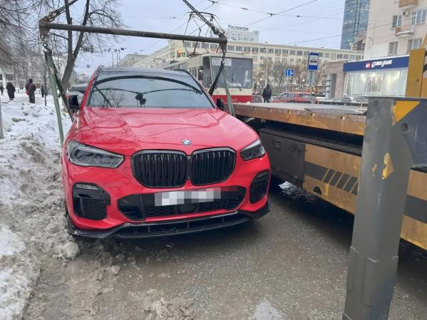 В Екатеринбурге приставы за долг в 10,7 млн рублей арестовали БМВ X5, пока ее владелец обедал - Фото 2