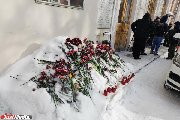 В «Коляда-Театре» проходит прощание с создателем театра Николаем Колядой - Фото 2