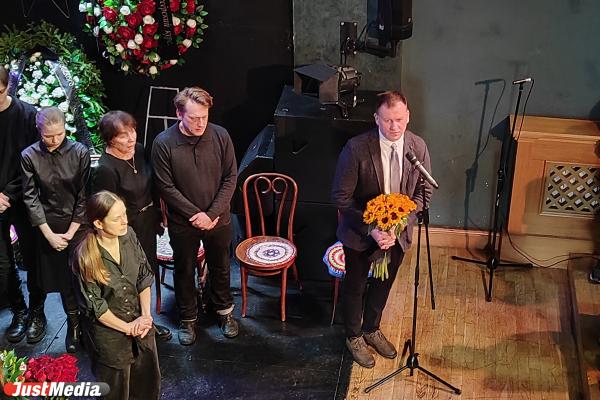 В «Коляда-Театре» проходит прощание с создателем театра Николаем Колядой - Фото 4