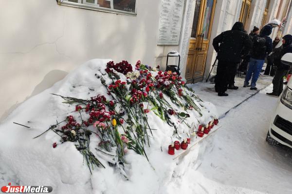 Солнце русской драматургии засыпали землей: В Екатеринбурге похоронили Николая Коляду - Фото 2