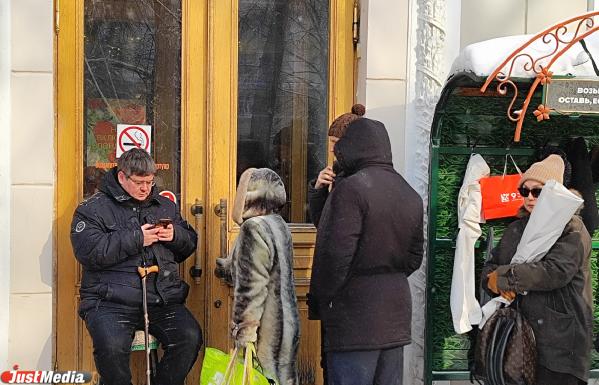 Солнце русской драматургии засыпали землей: В Екатеринбурге похоронили Николая Коляду - Фото 3