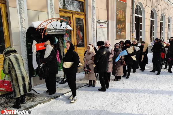Солнце русской драматургии засыпали землей: В Екатеринбурге похоронили Николая Коляду - Фото 4