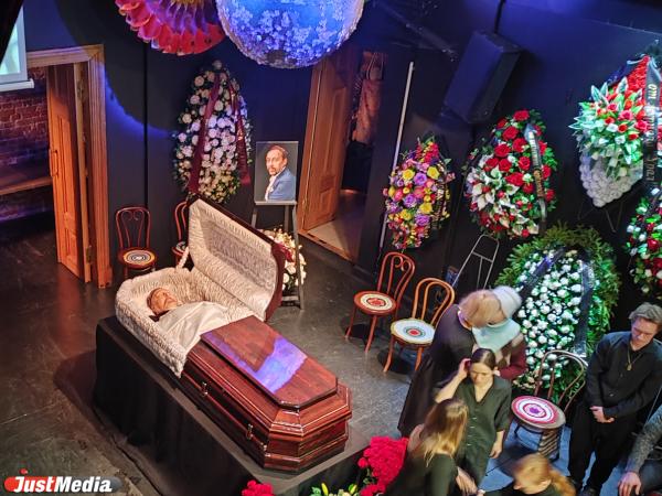 Солнце русской драматургии засыпали землей: В Екатеринбурге похоронили Николая Коляду - Фото 5