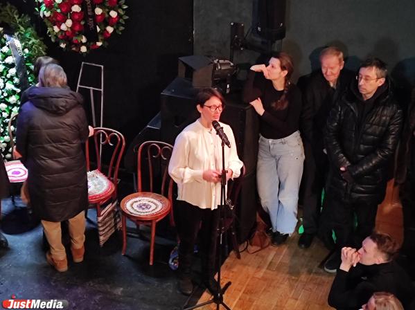 Солнце русской драматургии засыпали землей: В Екатеринбурге похоронили Николая Коляду - Фото 8