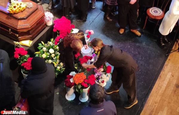 Солнце русской драматургии засыпали землей: В Екатеринбурге похоронили Николая Коляду - Фото 10