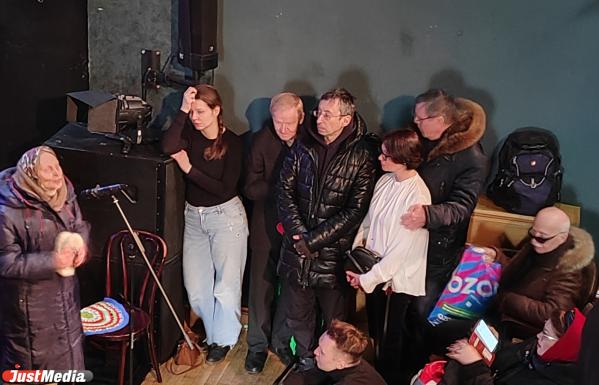 Солнце русской драматургии засыпали землей: В Екатеринбурге похоронили Николая Коляду - Фото 11