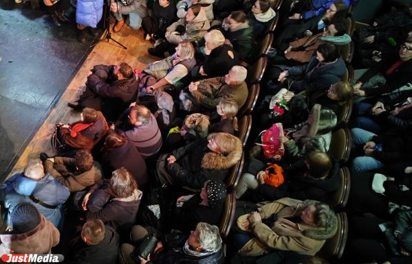 Солнце русской драматургии засыпали землей: В Екатеринбурге похоронили Николая Коляду - Фото 12