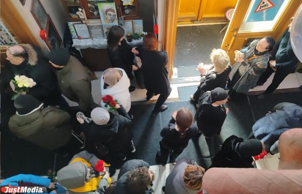 Солнце русской драматургии засыпали землей: В Екатеринбурге похоронили Николая Коляду - Фото 13