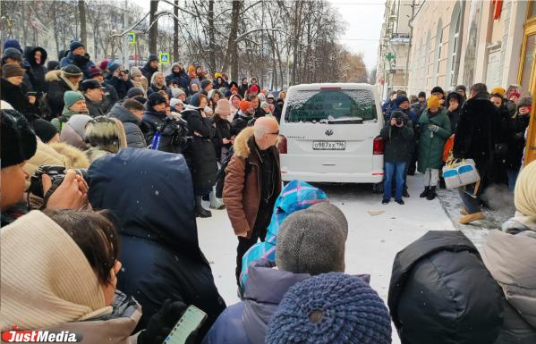 Солнце русской драматургии засыпали землей: В Екатеринбурге похоронили Николая Коляду - Фото 14
