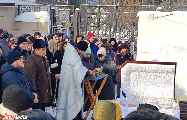 Солнце русской драматургии засыпали землей: В Екатеринбурге похоронили Николая Коляду - Фото 16