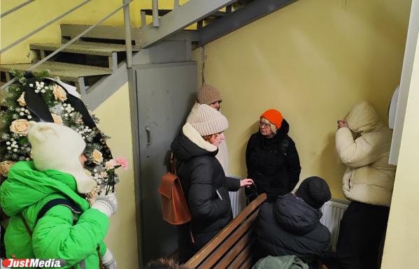 Солнце русской драматургии засыпали землей: В Екатеринбурге похоронили Николая Коляду - Фото 17