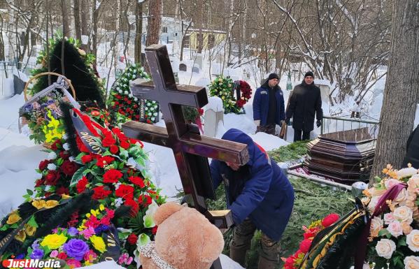 Солнце русской драматургии засыпали землей: В Екатеринбурге похоронили Николая Коляду - Фото 18