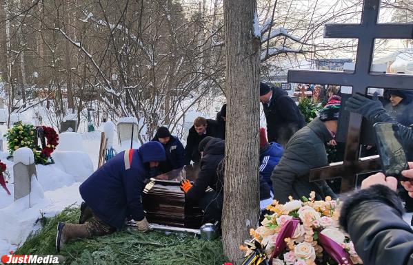 Солнце русской драматургии засыпали землей: В Екатеринбурге похоронили Николая Коляду - Фото 19