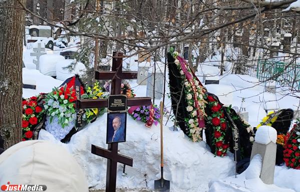 Солнце русской драматургии засыпали землей: В Екатеринбурге похоронили Николая Коляду - Фото 20