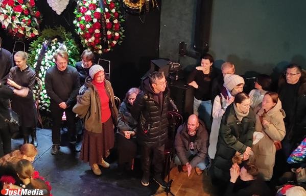 Солнце русской драматургии засыпали землей: В Екатеринбурге похоронили Николая Коляду - Фото 9