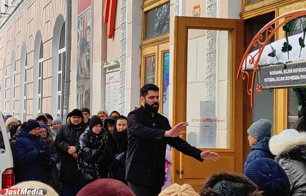 Солнце русской драматургии засыпали землей: В Екатеринбурге похоронили Николая Коляду - Фото 15