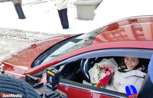 Цветы вместо штрафа: мэр Екатеринбурга Алексей Орлов и глава ГИБДД Роман Ярыш поздравили автоледи с 8 марта - Фото 2