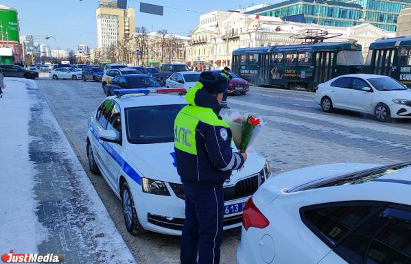 Цветы вместо штрафа: мэр Екатеринбурга Алексей Орлов и глава ГИБДД Роман Ярыш поздравили автоледи с 8 марта - Фото 3