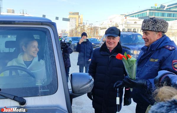 Цветы вместо штрафа: мэр Екатеринбурга Алексей Орлов и глава ГИБДД Роман Ярыш поздравили автоледи с 8 марта - Фото 4