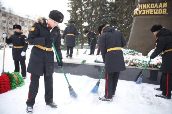 «Пусть я умру, но в памяти моего народа я буду бессмертен»: екатеринбургские суворовцы почтили память Николая Кузнецова - Фото 3