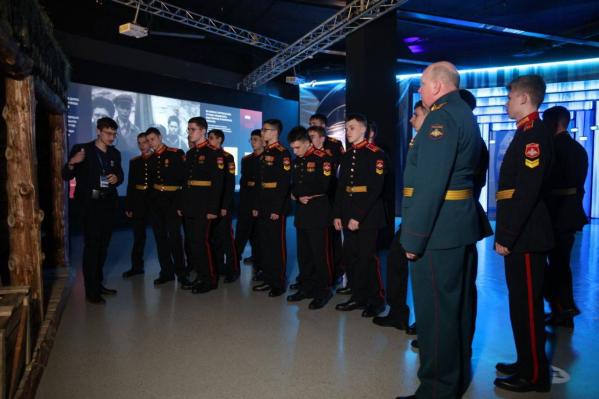 «Пусть я умру, но в памяти моего народа я буду бессмертен»: екатеринбургские суворовцы почтили память Николая Кузнецова - Фото 5